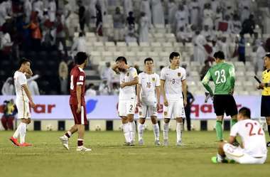 لاعبو الصين بعد الخسارة أمام قطر