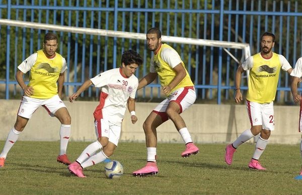 عمر زكري الذي يراوغ الكرة بزميله هيثم الجويني