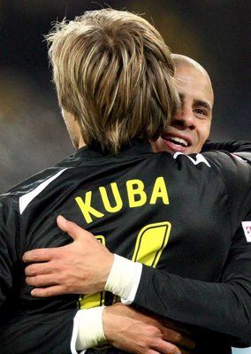 محمد زيدان (يمين) يحتفل مع زميله بلازيكوفسكي