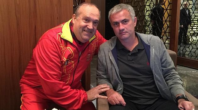 مورينيو برفقة المشجع الشهير للمنتخب الاسباني مانولو إل دل بومبو 
