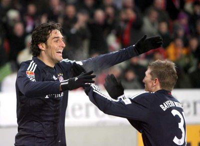 لوكا توني يحتفل بهدف التقدم الثاني لبايرن ميونيخ