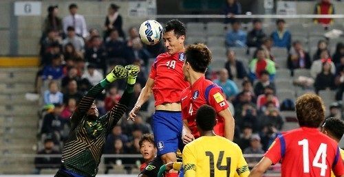 الكوري الجنوبي جي دونغ وون عند تسجيله الهدف الأول بمرمى جامايكا