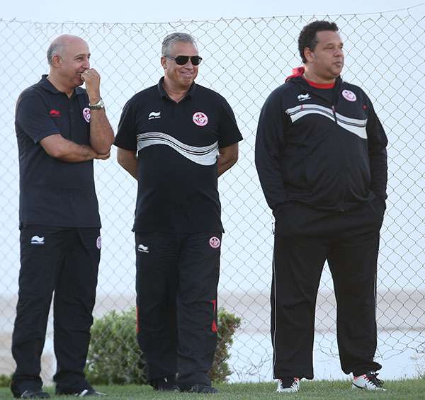 ماهر الكنزاري (على اقصى اليمين ) مع بقية الجهاز الفني للمنتخب الأولمبي التونسي 