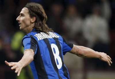 إبراهيموفيتش محتفلا بعد تسجيل أحد أهدافه اليوم