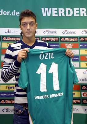 مسعود اوزيل ألماني الجنسية تركي الأصل