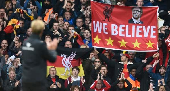 الاعلام التي رفعتها جماهير ليفربول ترحيبا بكلوب