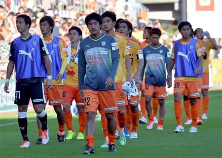 حزن لاعبي شيميزو إس بالس بعد نهاية المباراة وهبوطهم للدرجة الثانية