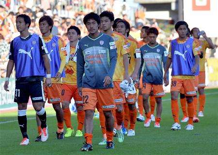 حزن لاعبي شيميزو إس بالس بعد نهاية المباراة وهبوطهم للدرجة الثانية