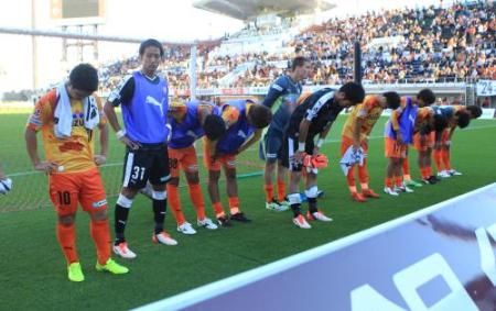 لاعبو فريق شيميزو يعتذرون للجماهير بعد الخسارة والهبوط للدرجة الثانية