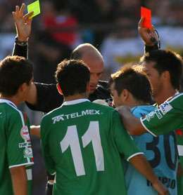 الحكم روبن سليمان يشهر ألوانه 