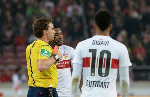 لاعبو شتوتغارت مع الحكم اثناء مباراة فريقهم الاخيرة