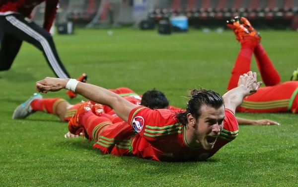 غاريث بيل اثناء احتفالات منتخب ويلز بالتأهل ليورو 2016
