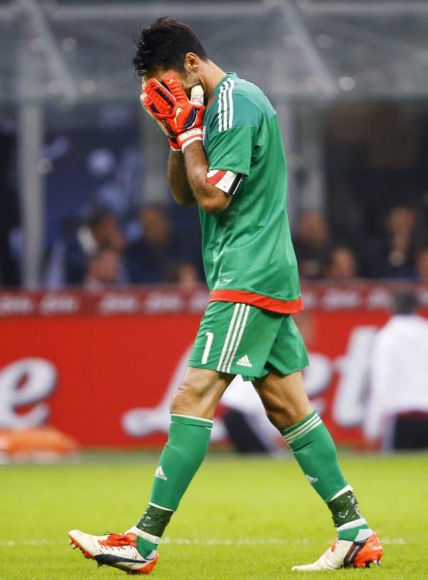 2015-10-18t203207z_1795880982_gf10000250094_rtrmadp_3_soccer-italy_reuters