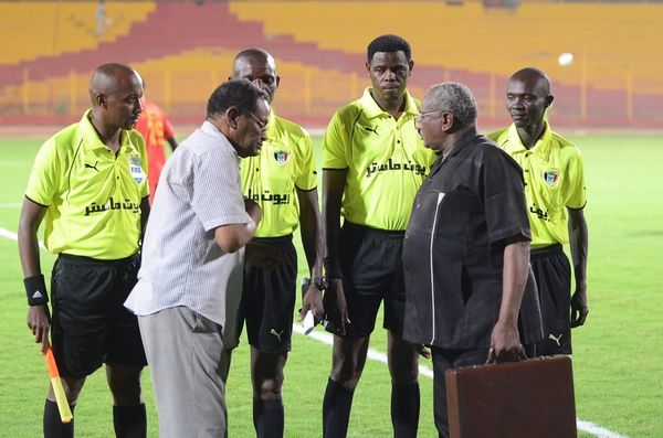 حكام المباراة مع المراقبين