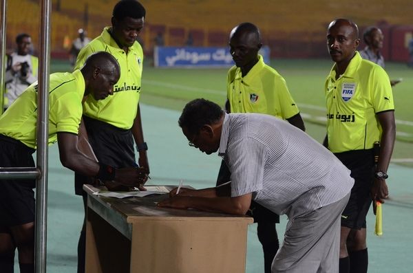 مراقب المباراة يكتب التفاصيل في تقريره