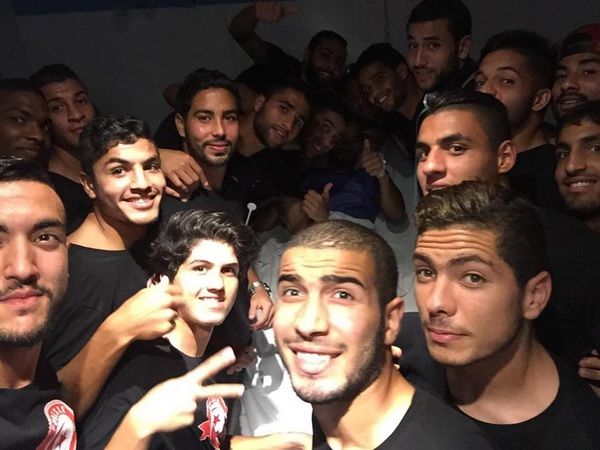 لاعبو منتخب تونس الأولمبي مع ايمن الدرويش في المصحة