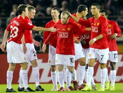 احتفار روني مع زملائه بأحد هدفيه