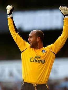 حارس مرمى توتنهام والمنتخب الامريكي تيم هاوارد