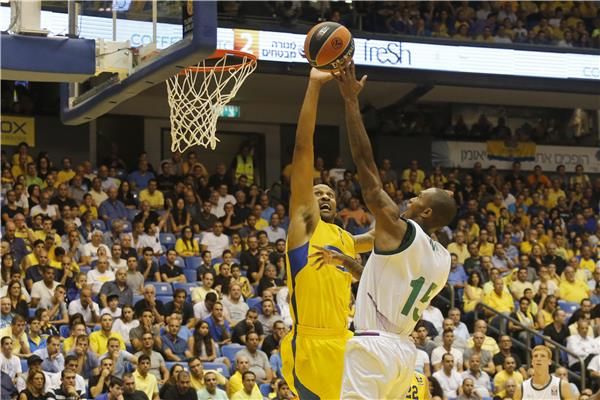 من مباراة ملقا ومكابي