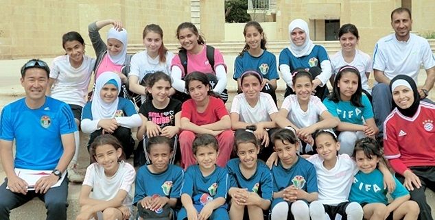 المدرب ميتا ميتشيتيرو (أقصى اليسار)