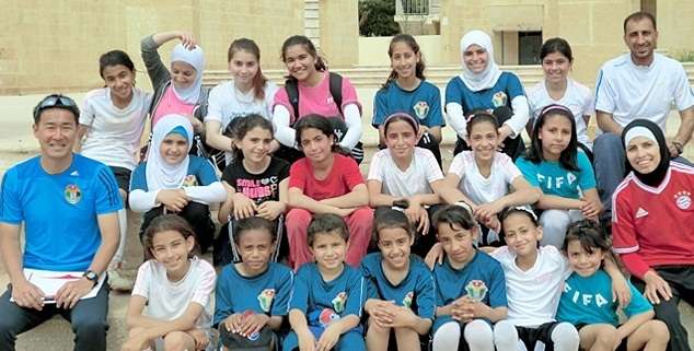 المدرب ميتا ميتشيتيرو (أقصى اليسار)