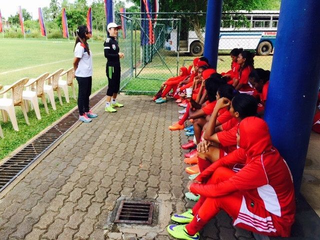 المدربة ناوكي كاماموتو مع منتخب جزر المالديف للسيدات