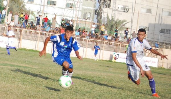 محمد أبو هاشم لاعب شباب رفح ينطلق بالكرة