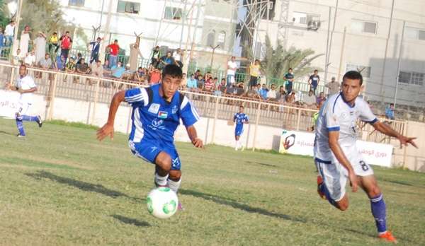 محمد أبو هاشم لاعب شباب رفح  ينطلق بالكرة