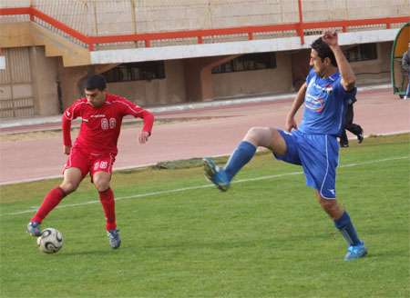 جومرد موسى لاعب الطليعة يسار يحاول رفع الكرة وامامه ماهر الهمشري لاعب الفتوة
