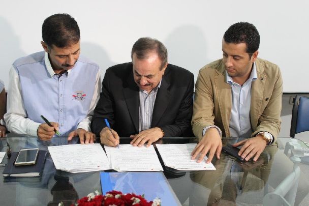 جانب من توقيع الاتفاقية