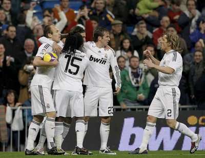 لاعبوا ريال مدريد يحتفلون بهدف هيجوين 