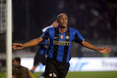 مايكون محتفلا بهدف الفوز لإنتر ميلان
