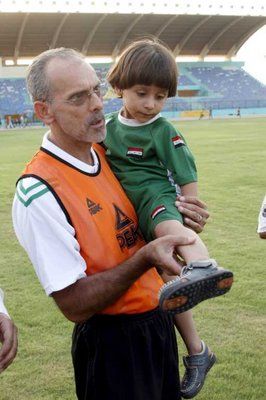 فييرا يحمل طفلا عراقيا أثناء تدريب المنتخب في ملعب الشعب الدولي