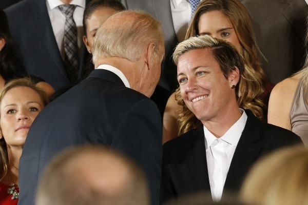 2015-10-27t182908z_1622182930_nocid_rtrmadp_3_soccer-u-s-women-s-national-soccer-team-at-white-house_reuters