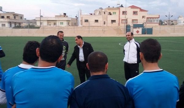 رائد عساف خلال لقائه لاعبي كفرسوم