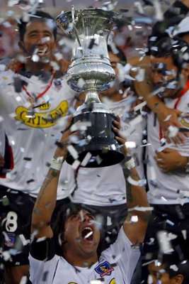 لاعبوا كولو كولو يرفعون كأس الدوري المحلي