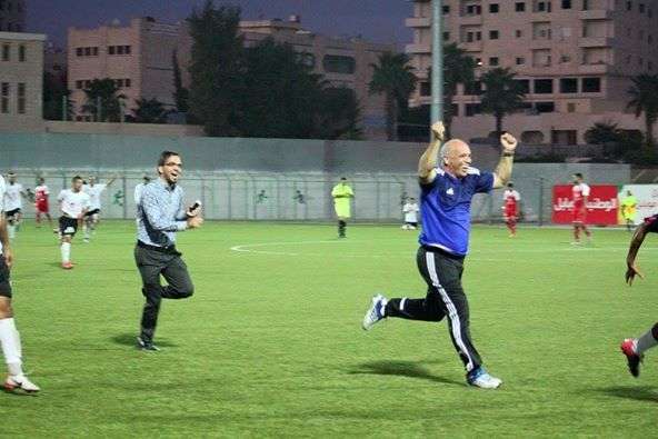 فرحة المدير الفني لشباب الخليل خضر عبيد