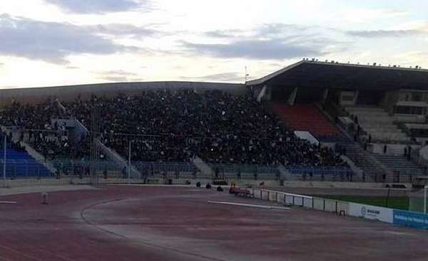 جانب من الجماهير الحاضرة في الملعب الآن 