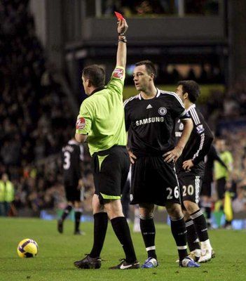 الحكم فيل داود يشهر البطاقة الحمراء في وجه جون تيـري