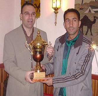 رأفت علي يسلم كأس كووررة للمعلق الافضل بشبكة راديو وتلفزيون العرب عصام الشوالي