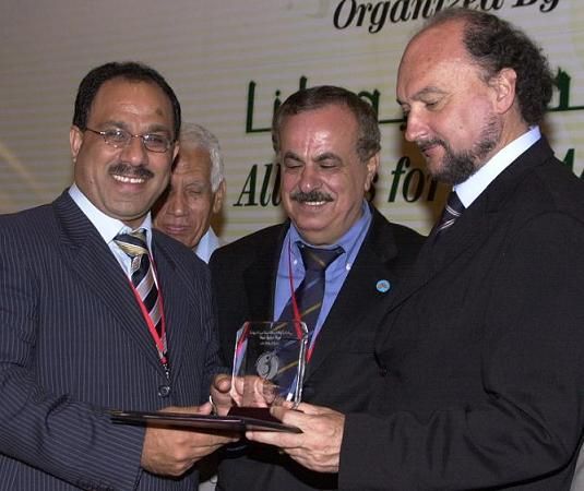 الإعلامي القدير والمميز عربياً الأستاذ محمد قدري حسن اثناء تكريمه