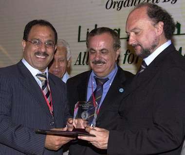 الإعلامي القدير والمميز عربياً الأستاذ محمد قدري حسن اثناء تكريمه