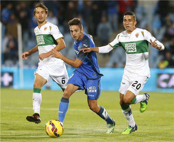 فيصل فجر (يمين)