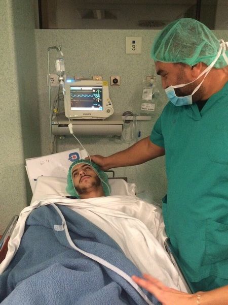 الزنكي بعد الخروج من غرفة العمليات في اسبانيا