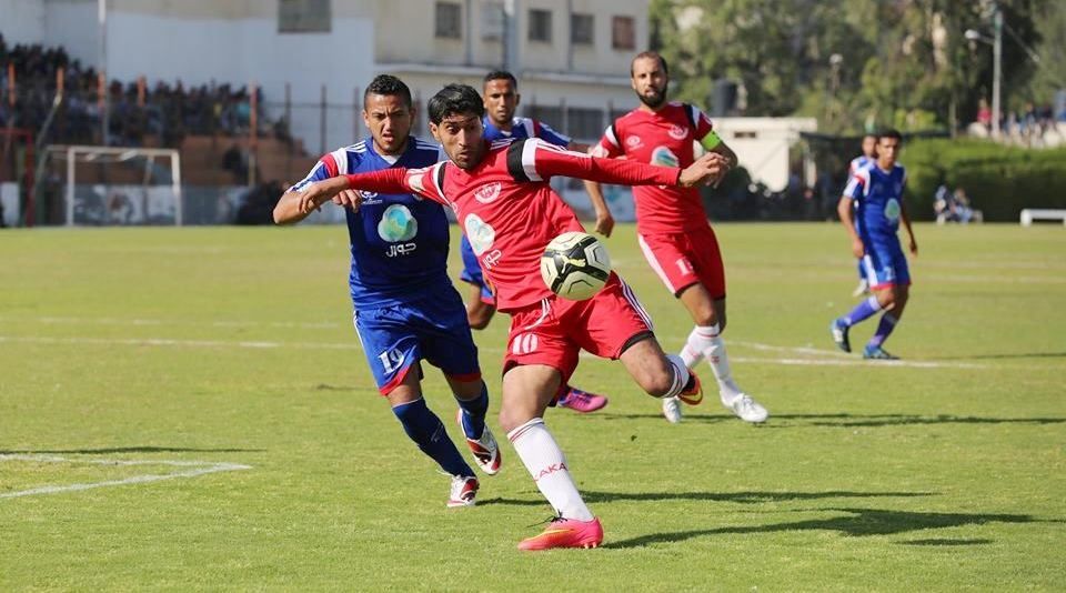 محمود فحجان لاعب خدمات خان يونس  يسدد على مرمى الشاطئ