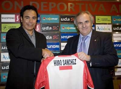 المكسيكي هوجو سانشيز اثناء تقديمة للأعلام اليوم