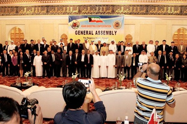 صورة جماعية لرئيس وأعضاء الأتحاد الآسيوي للرماية بأجتماع الجمعية العمومية بالكويت