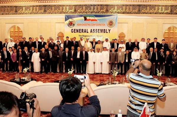 صورة جماعية لرئيس وأعضاء الأتحاد الآسيوي للرماية بأجتماع الجمعية العمومية بالكويت