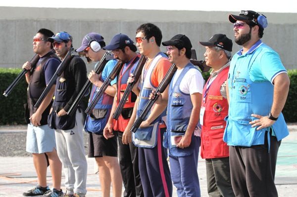 صورة جماعية للرماة قبل رمي السكيت