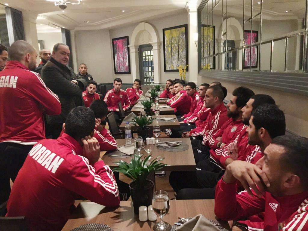 زريقات يتحدث للاعبي منتخب الأردن